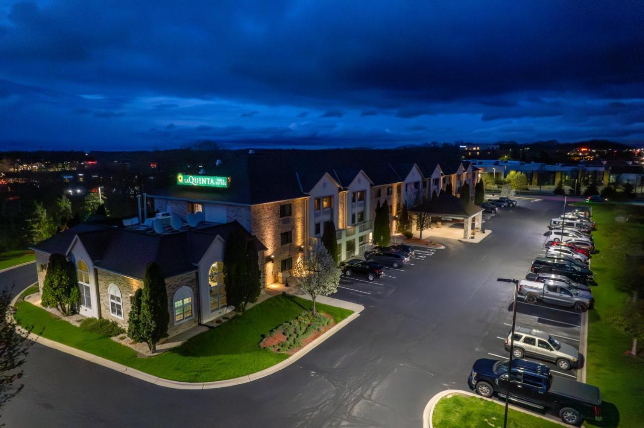 La Quinta By Wyndham Milwaukee Delafield Hotel Exterior photo