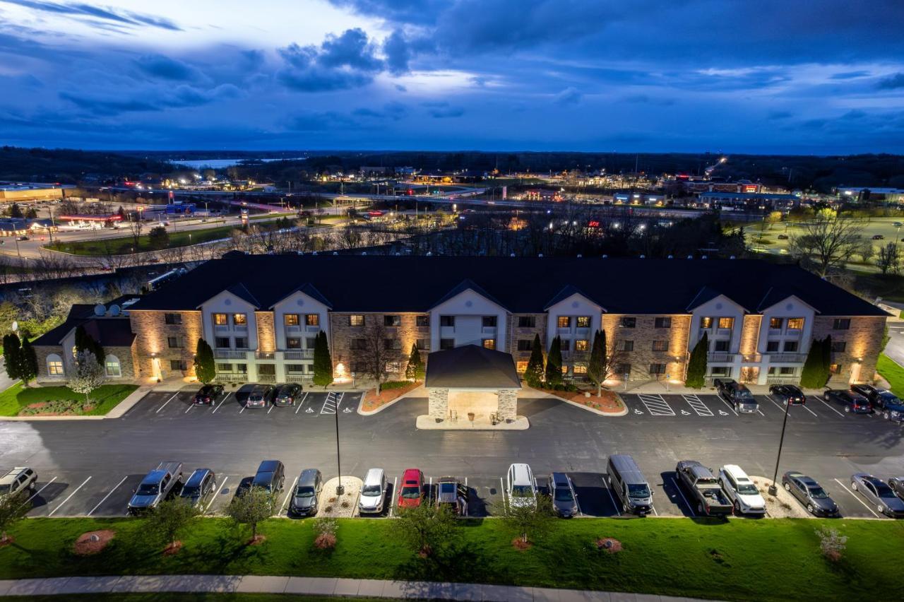 La Quinta By Wyndham Milwaukee Delafield Hotel Exterior photo